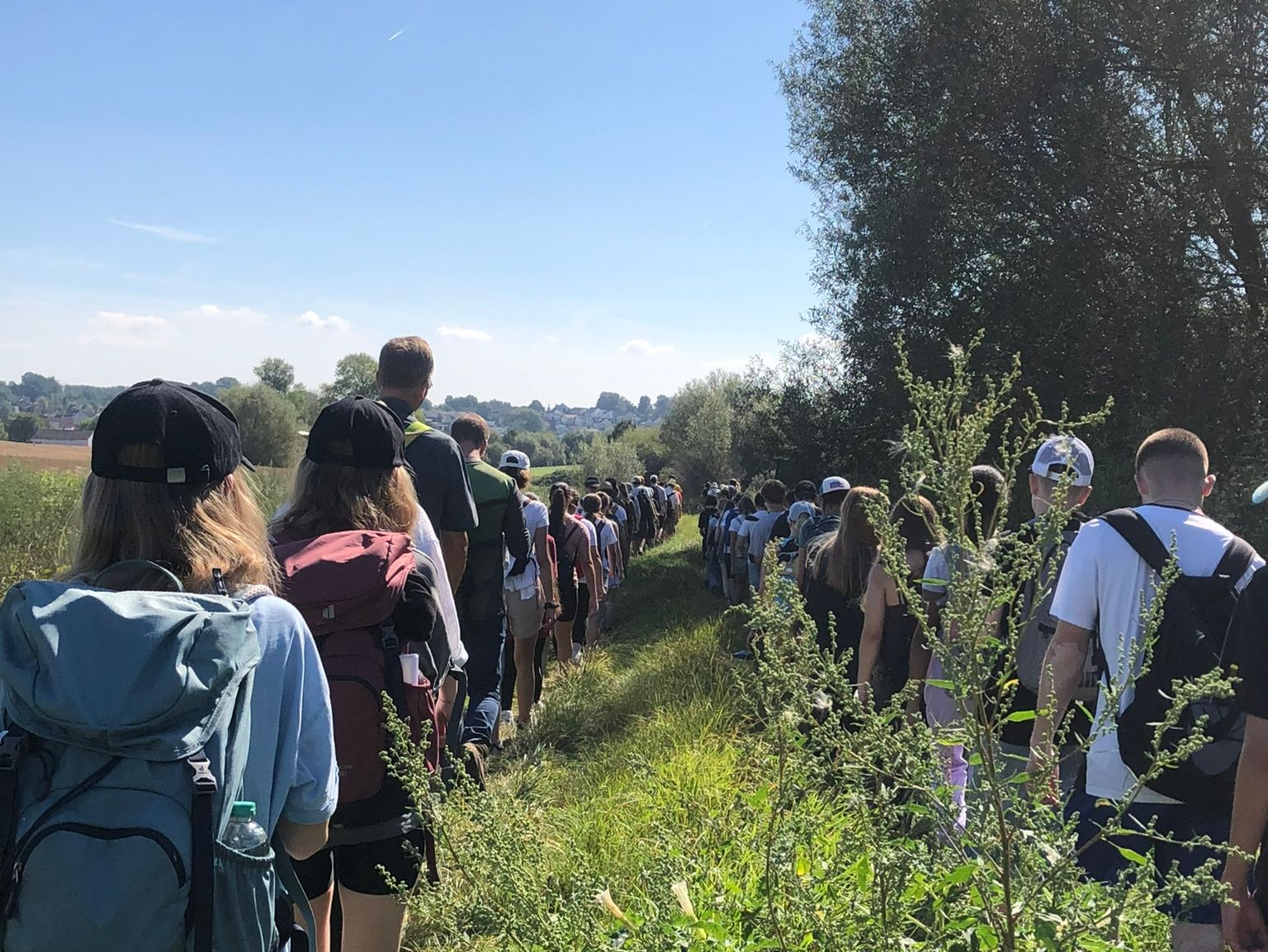 Jugendpilgern. Gruppe von Jugendlichen auf Wanderschaft.