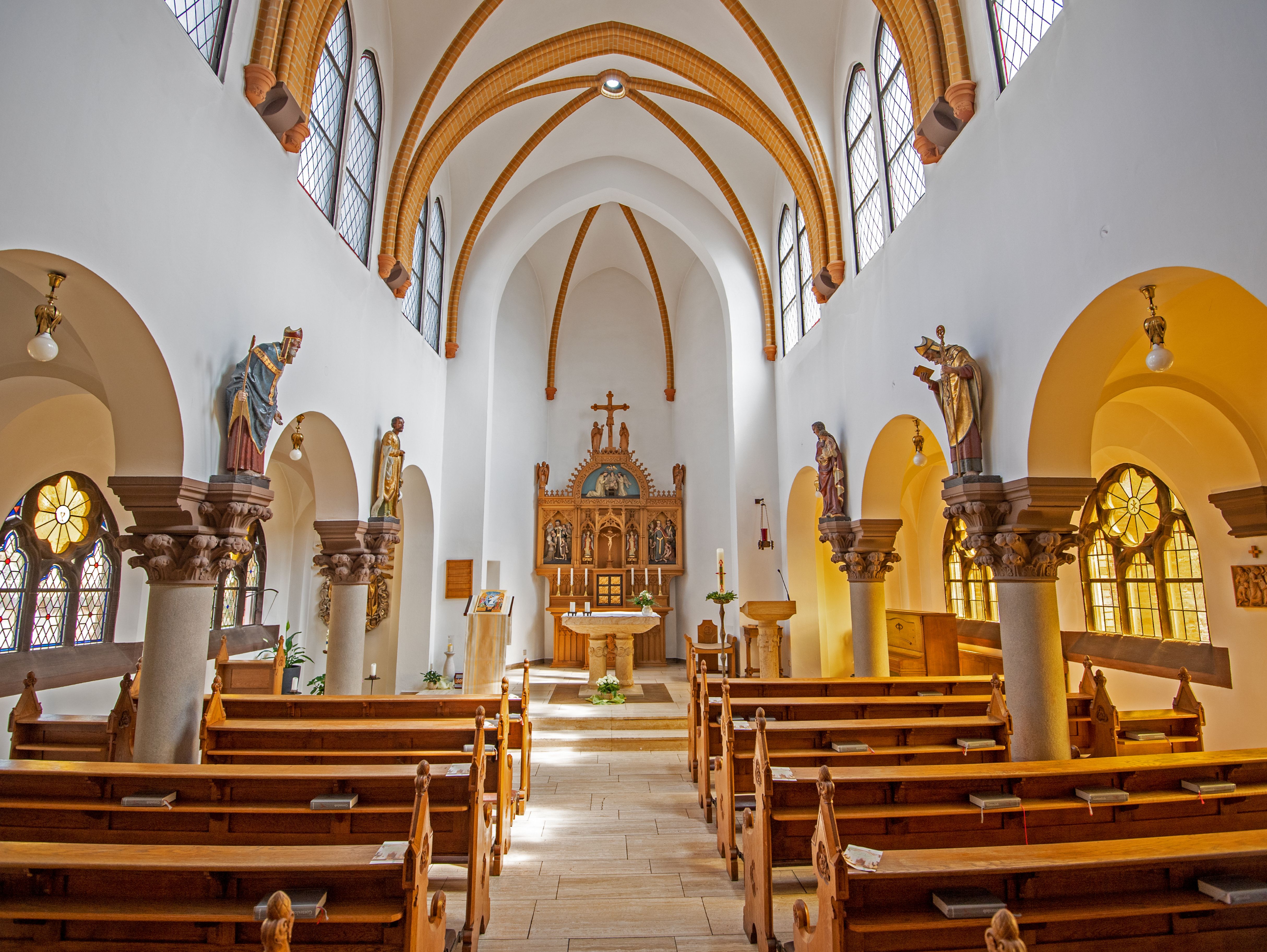 Abendklang. Kirche von innen in Blickrichtung Altar.