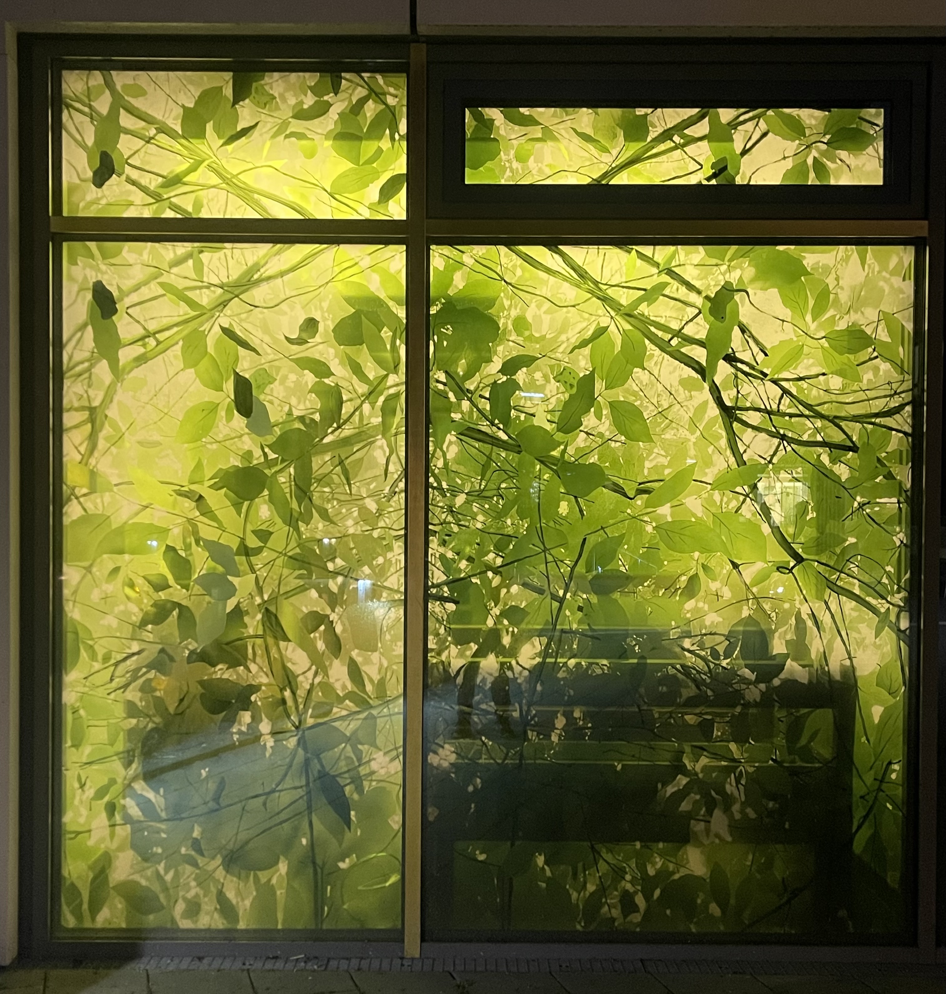 Kapellenfenster von außen mit grünen Pflanzen