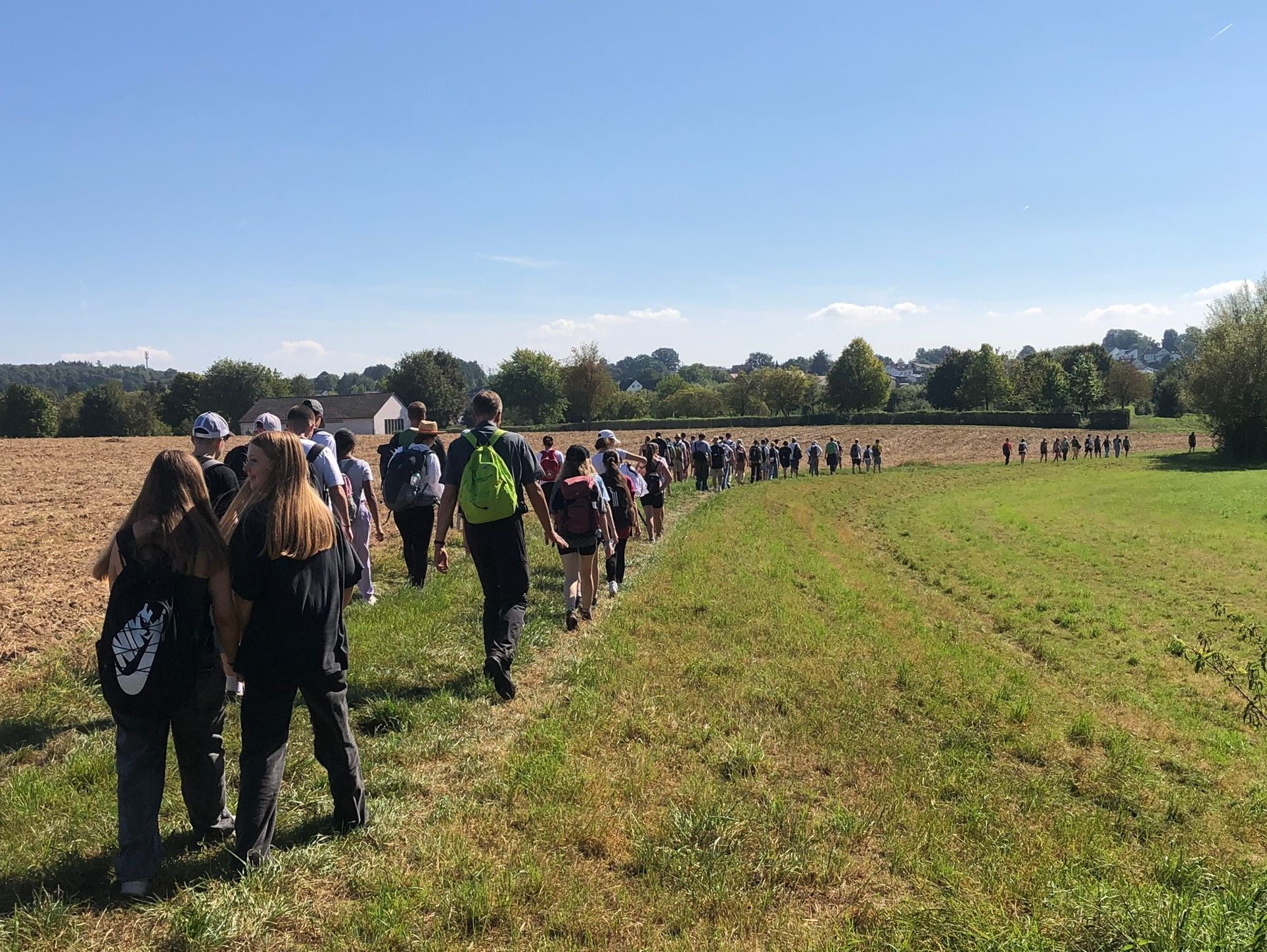 Jugendpilgern. Gruppe von Jugendlichen auf Wanderschaft in der Natur.